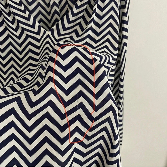 Joie Blouse Womens Sz S Relaxed Whimsy Agnella 100% Silk Chevron V-Neck  Office - Picture 7 of 8